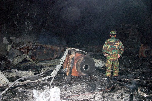 图文：韩国士兵在卡车燃烧事件现场勘查
