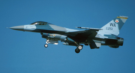 美国空军第64假想敌中队将装备F-15战机(组图)