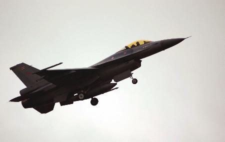 图文：泰国皇家空军F-16战斗机掠过天空