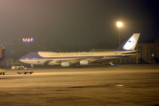 组图：北京首都机场夜色下的美国空军一号