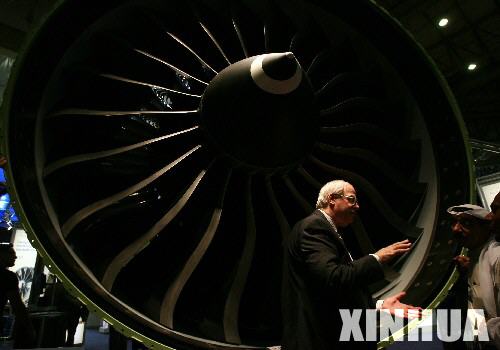 图文：波音777型宽体客机的发动机