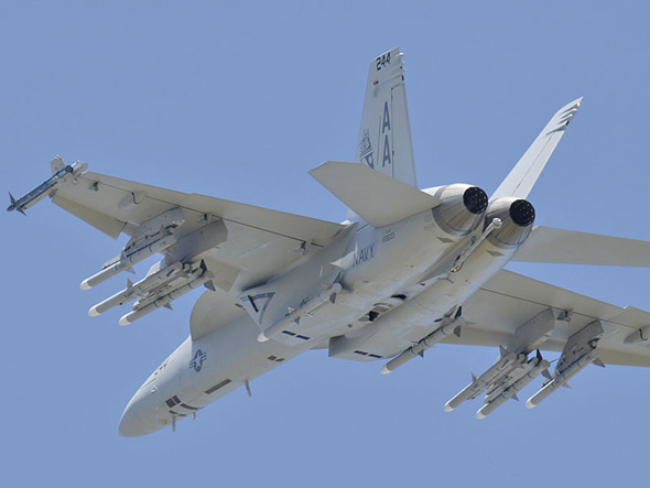 图文：美海军F/A-18F超级大黄蜂战机特技飞行