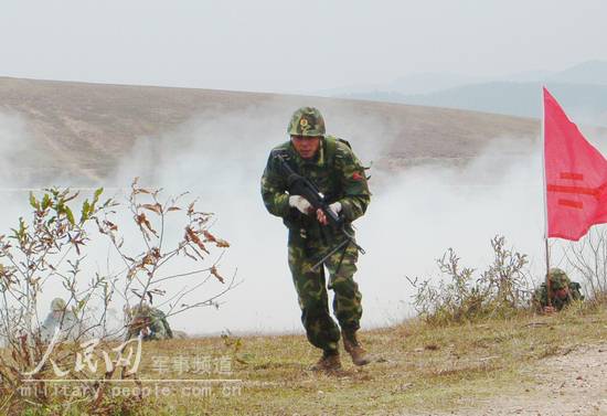 图文：防化兵火焰喷射器扫清敌火力点