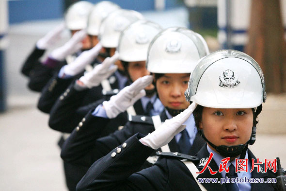 杭州组建女警巡逻队驾驶电瓶车开展巡逻(组图)