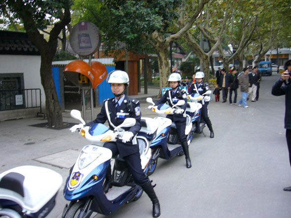 图文：杭州组建西湖女警巡逻队