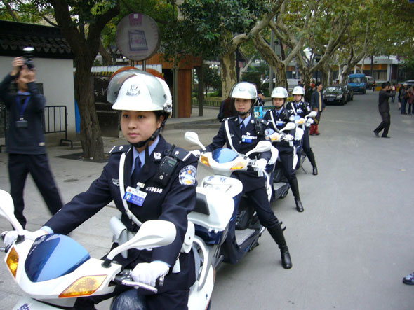 图文：英姿飒爽的女警组成的女子车巡队