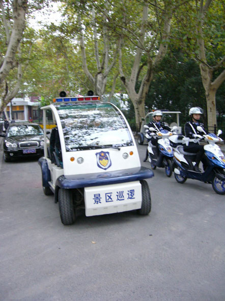 图文：乘坐电瓶车巡逻的女警