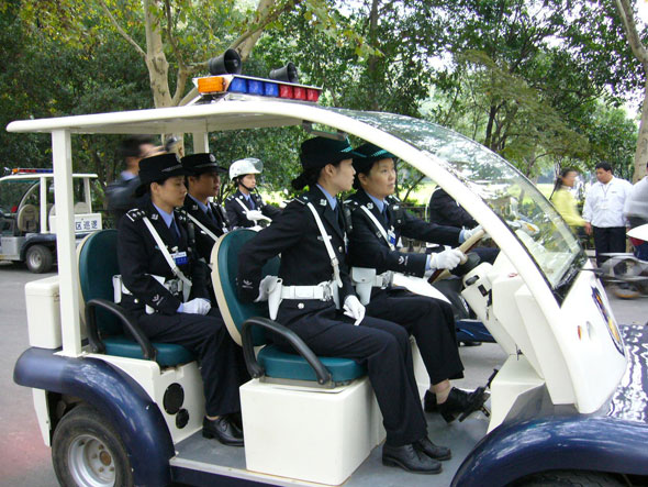 图文:女警驾驶警用电瓶车开展巡逻