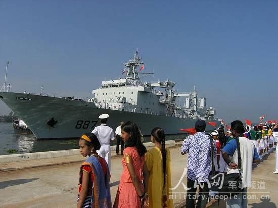 图文：我海军微山湖号远洋综合补给舰