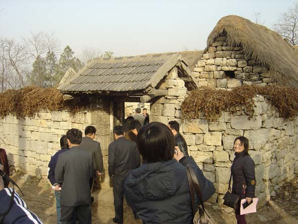 图文：记者和镇领导参观村支书刘大山的家
