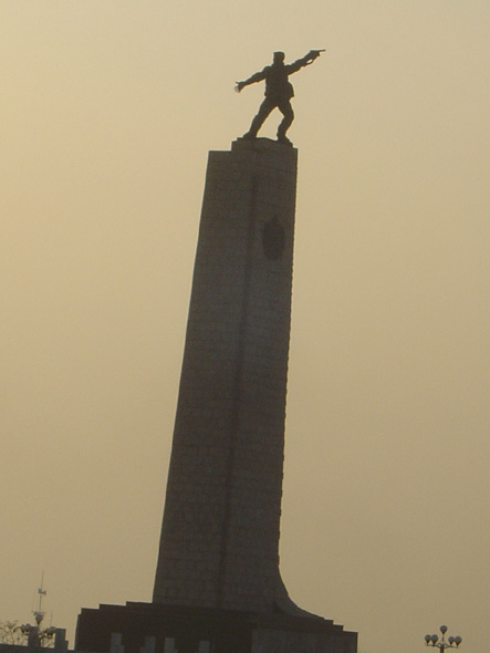 图文：夕阳下的铁道游击队纪念碑