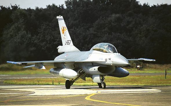 图文：荷兰皇家空军装备的F-16BM型战机
