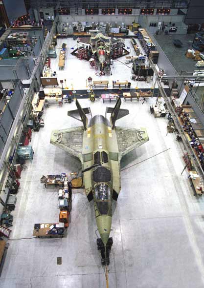 图文：两架F-35联合攻击机正在进行组装