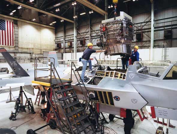 图文：为F-35联合攻击机加装发动机