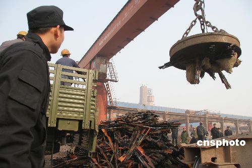 组图：河南警方销毁两万余支长枪短枪