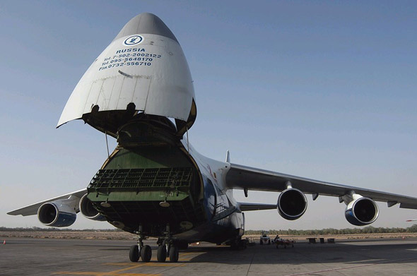 图文:打开机头舱口的安-124战略运输机