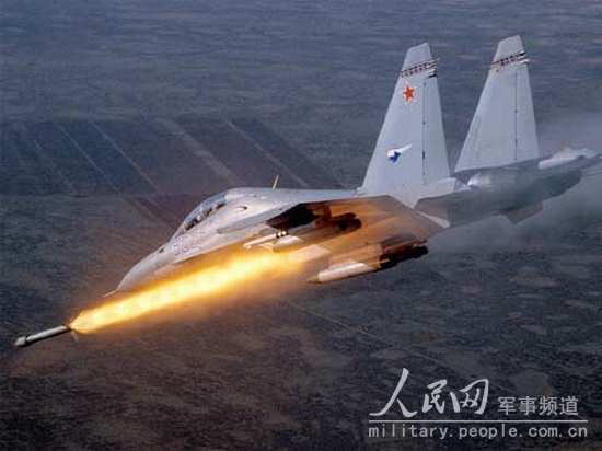 图文：苏-30MK型战斗机发射S-25-OFM型340毫米航空火箭弹
