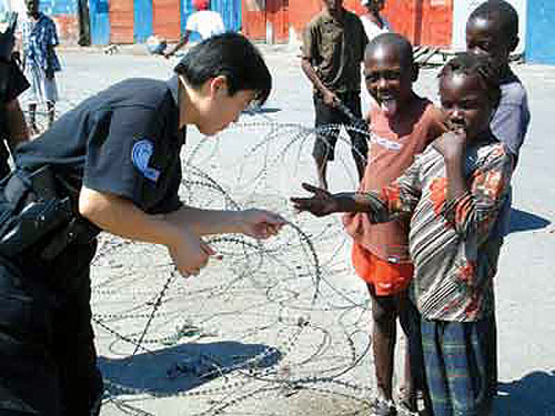 图文：中国维和警察与海地儿童人在一起