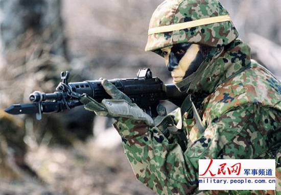 图文：随时准备射击的日本陆上自卫队员。