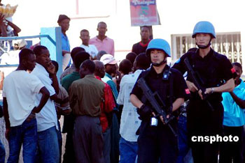 组图：中国维和警察防暴队在海地加强巡逻