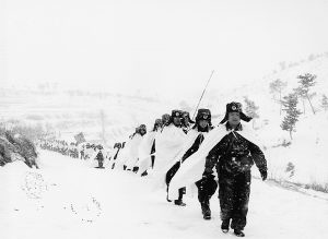 图文：威海军分区官兵进行雪地野营演练