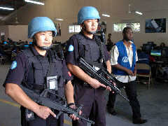 组图：为海地大选担任护卫任务的中国维和警官