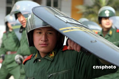 组图：江苏武警官兵演练保夫子庙元宵灯会安全