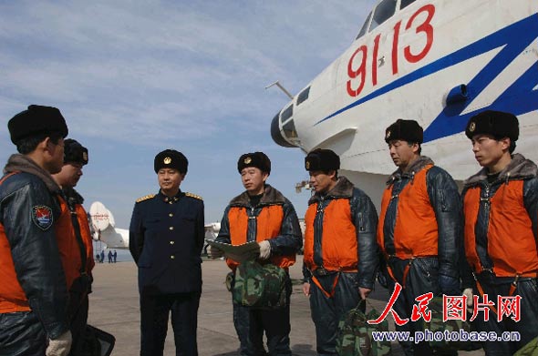 图文：起飞前飞行员领受训练任务和目标