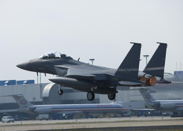 图文：韩国空军F-15K战机起飞
