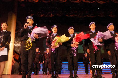 图文：中国赴海地维和警察防暴队在广州亮相