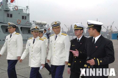 图文：秘鲁海军学员参观昂船洲海军基地