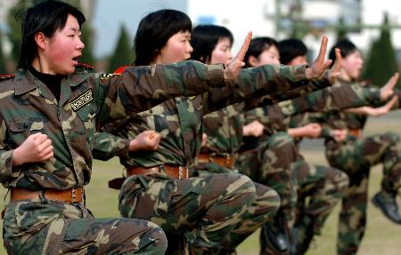 图文:女子侦察队队员正在进行格斗术训练