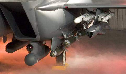 图文：F-15K配备了新型目标吊舱和空空导弹