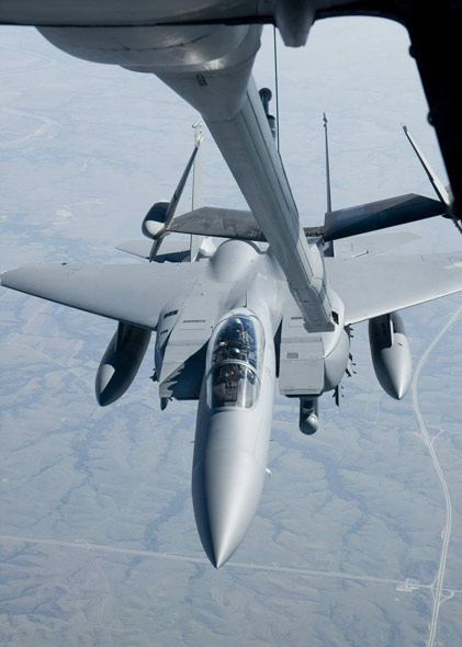 图文：F-15K型战斗轰炸机进行空中加油