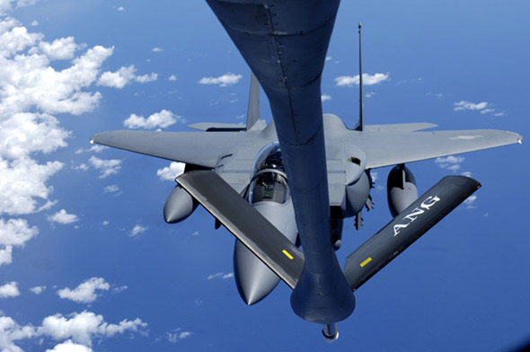 图文：F-15K型战斗轰炸机飞临空中加油机