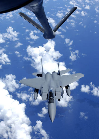 图文：F-15K型战斗轰炸机飞离空中加油机