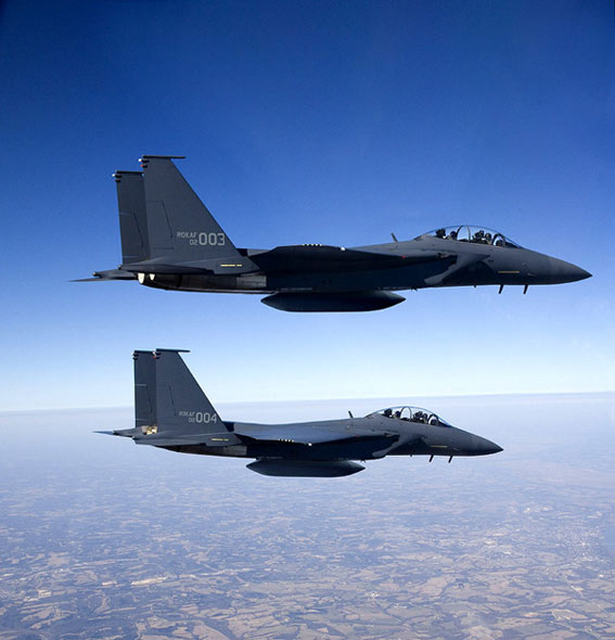 图文：编号003、004两架F-15K战机飞向韩国