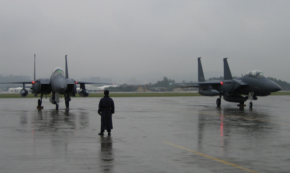 图文：首批两架F-15K战机进入韩国空军服役