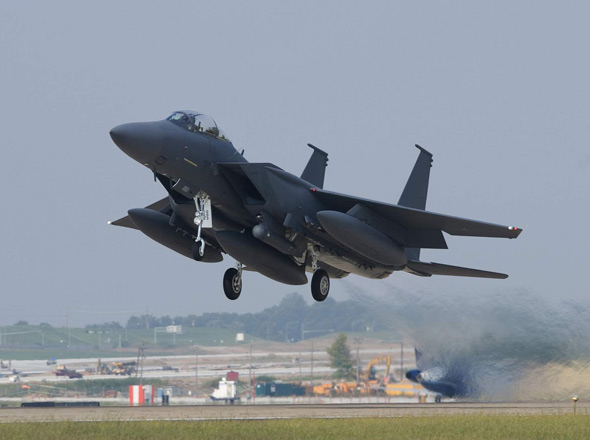 图文：韩国空军F-15K型战斗轰炸机起飞