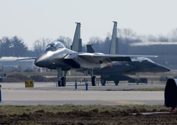 图文：两架韩国F-15K型战机准备起飞