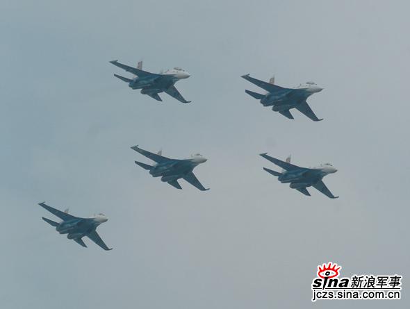 图文：勇士飞行队5机人字形编队升空