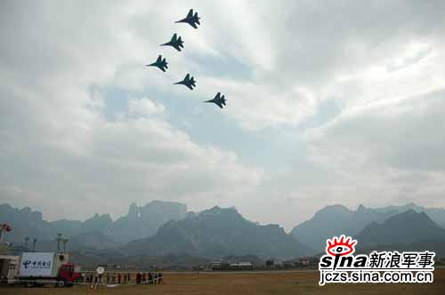 图文：五机人字编队低空通场