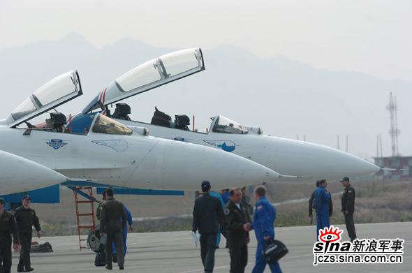图文：在机场上整齐排列的勇士飞行队战机