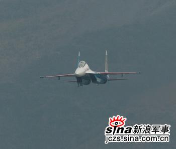图文：飞行队苏-27UBK教练型战机低空通场