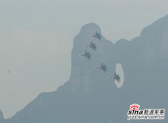 图文：勇士飞行队5机组成人字编队掠过天门洞