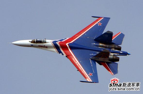图文：俄罗斯勇士SU-27机背特写