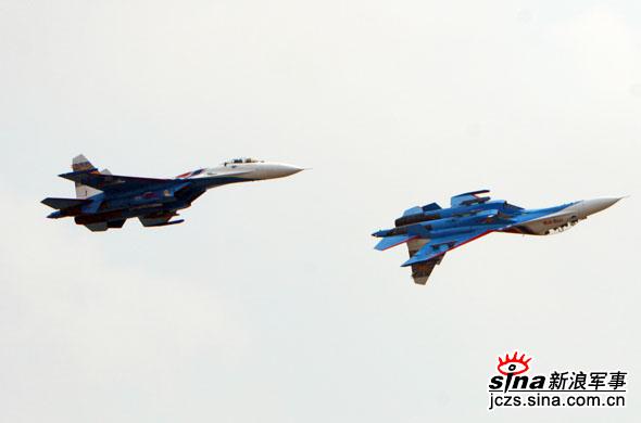 图文：俄罗斯勇士SU-27双机正倒飞
