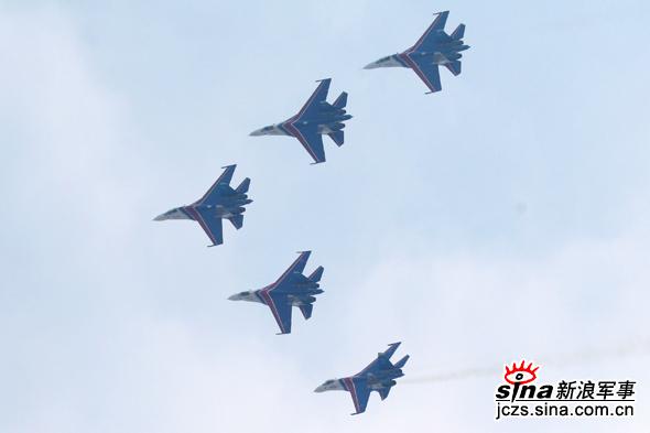 图文：su27编队高速大仰角拉升