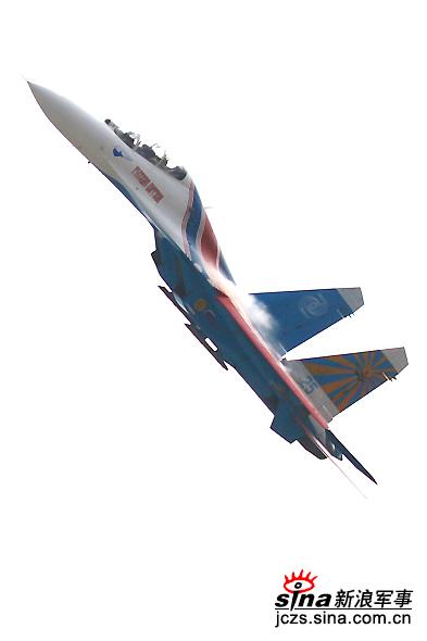 图文：su27战机高速拉升产生翼根气流