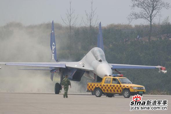 图文：苏-30MK战机滑行进入停机坪